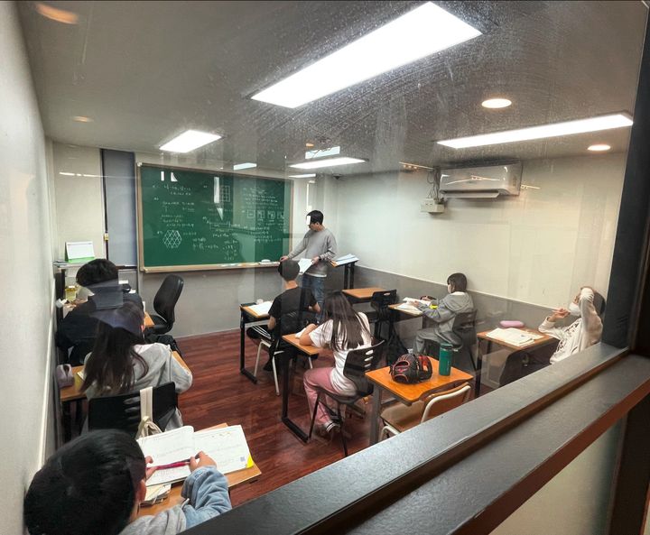 수업 중인 본관 강의실