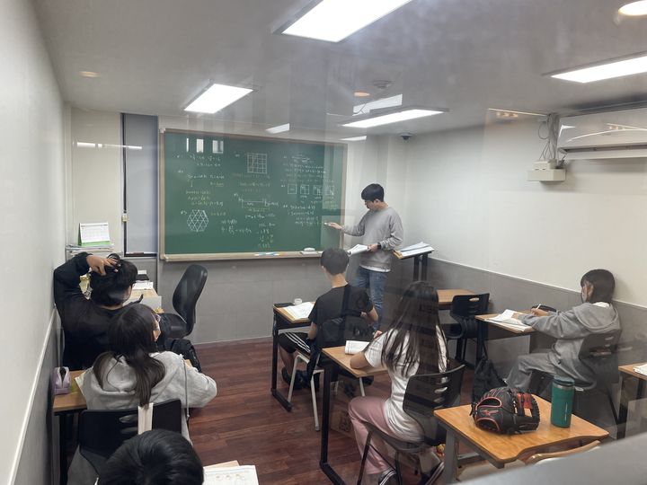 본관 칠판 수업
